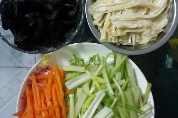 香芹木耳炒腐竹的做法图解2