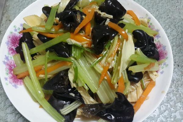 香芹木耳炒腐竹的做法图解4