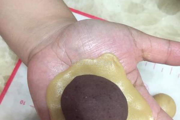 豆沙蛋黄广式月饼的做法图解8