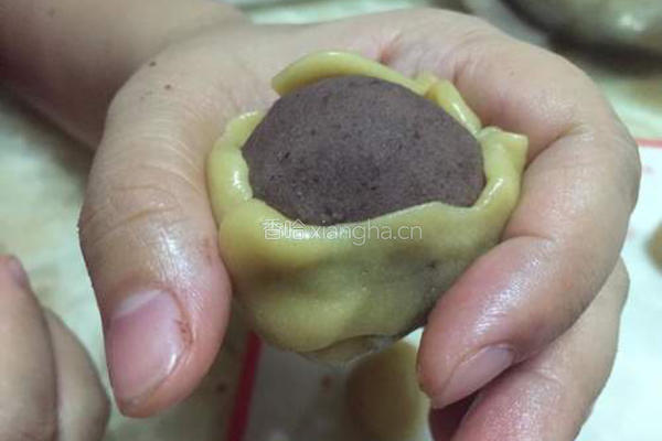 豆沙蛋黄广式月饼的做法图解9