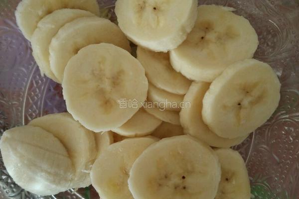 宝宝辅食〈香蕉鸡蛋饼〉的做法图解1