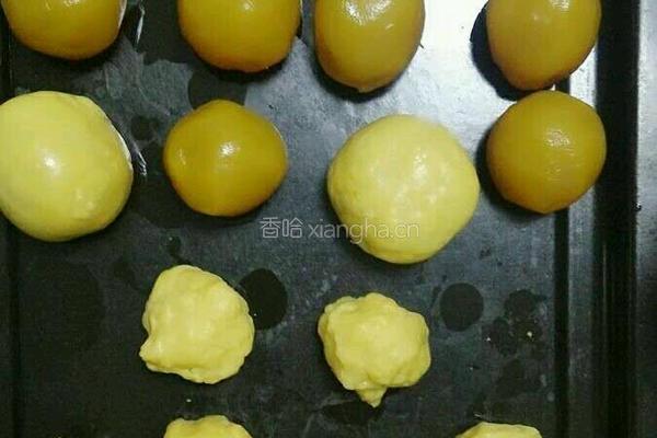 莲蓉蛋黄月饼的做法图解2