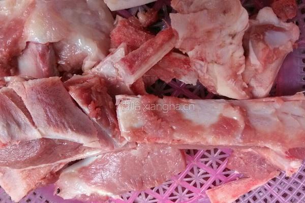 薏米骨头汤的做法图解2