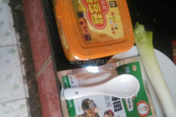 香菇肉丁炸酱面的做法图解3