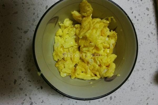香菇鸡蛋炒青椒的做法图解1