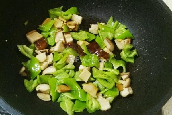 香菇鸡蛋炒青椒的做法图解3