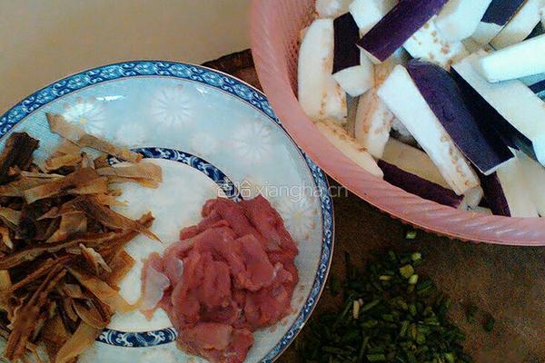 鱿鱼瘦肉闷茄子的做法图解1