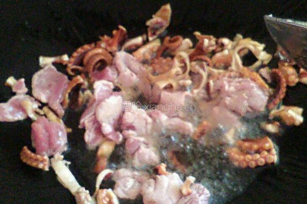鱿鱼瘦肉闷茄子的做法图解3