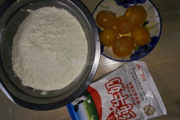 牛奶蛋黄馒头的做法图解1