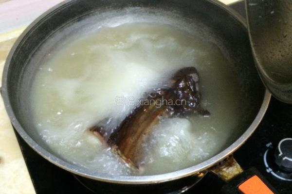 腊肉焖竹笋干的做法图解2