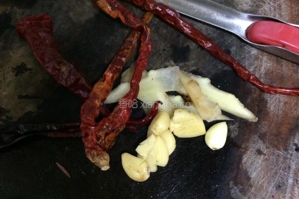 腊肉焖竹笋干的做法图解5