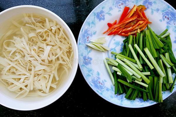 韭菜豆腐皮的做法图解1