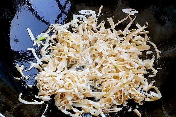 韭菜豆腐皮的做法图解2
