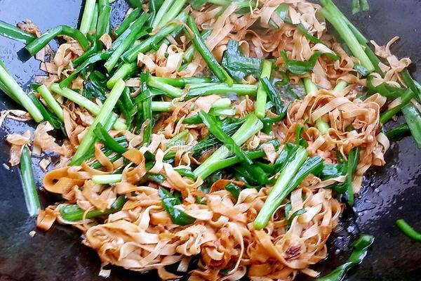 韭菜豆腐皮的做法图解3