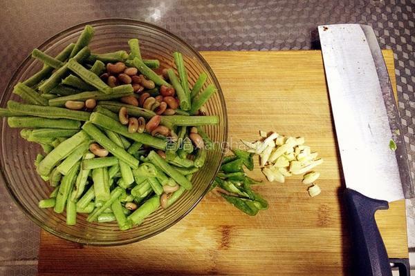 简炒缸豆的做法图解1
