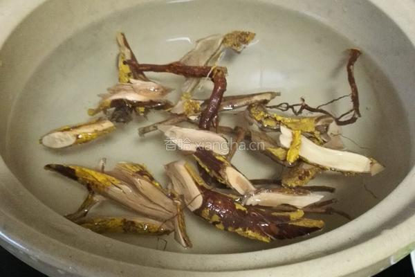 杜仲绣花针煲排骨汤的做法图解1