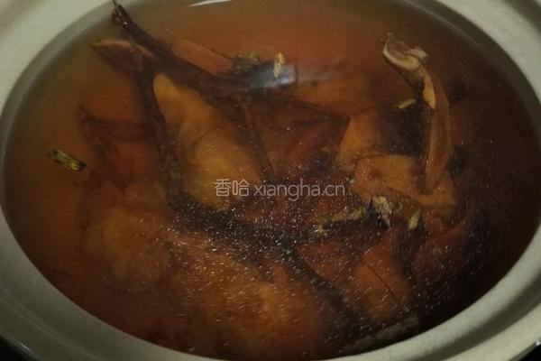 杜仲绣花针煲排骨汤的做法图解4