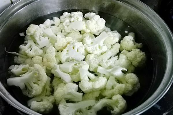 五花肉炒花菜的做法图解2