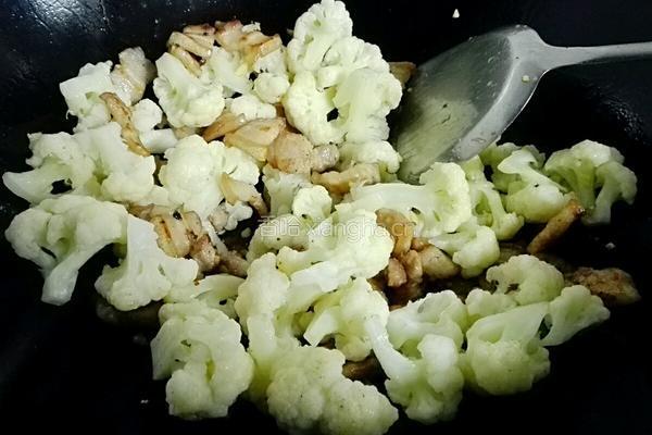 五花肉炒花菜的做法图解7