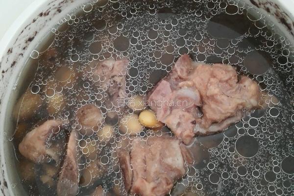 花生黄豆排骨汤的做法图解4