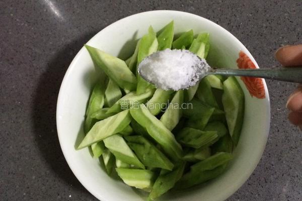 牛肉炒苦瓜的做法图解1