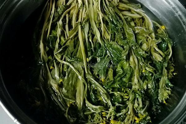白菜心菜干汤的做法图解1