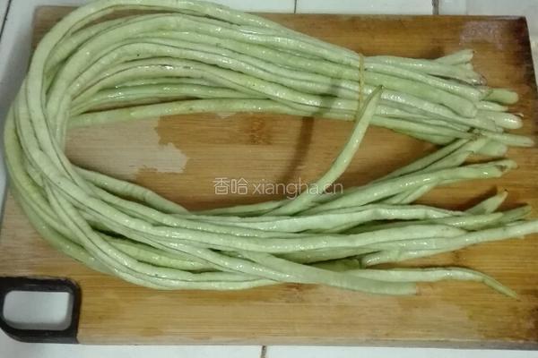 豆角炒鸡胗的做法图解1