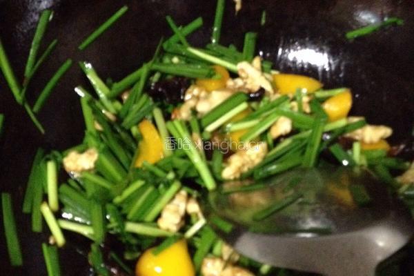 新鲜核桃仁炒韭菜的做法图解5