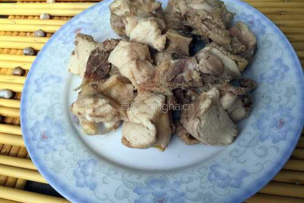 平菇土鸡汤煲的做法图解2