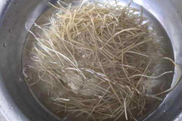平菇土鸡汤煲的做法图解3