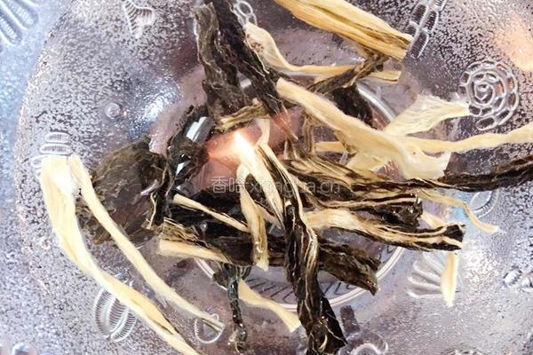 菜干薏米龙骨汤的做法图解2