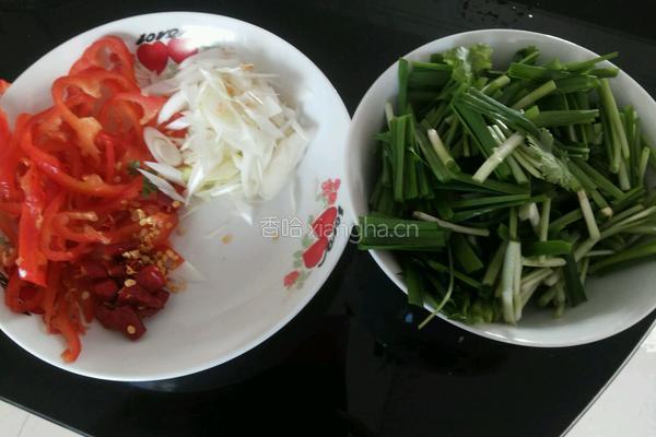韭菜爆炒鱿鱼须的做法图解2
