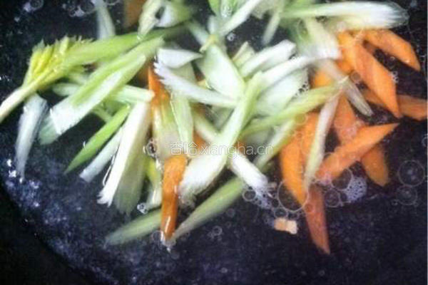 鱿鱼炒香芹的做法图解6