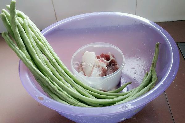 豇豆炒肉的做法图解1
