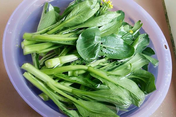 蒜蓉菜心肉片的做法图解1