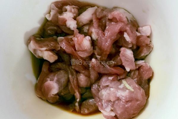 肉丝烩毛豆的做法图解2