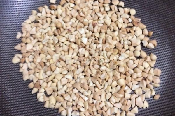 花生牛扎糖的做法图解1
