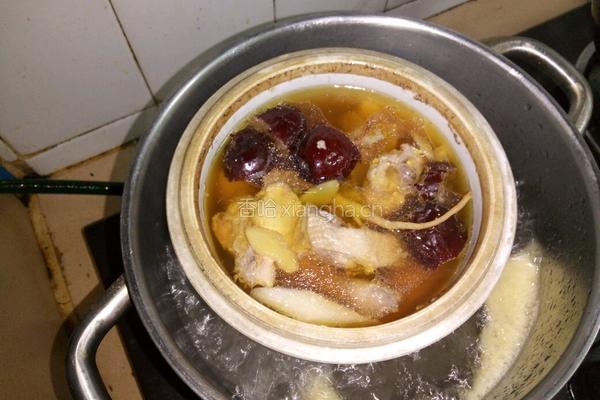 花胶炖鸡滋补汤的做法图解2