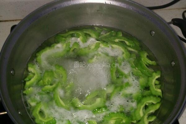 蒜香苦瓜的做法图解2