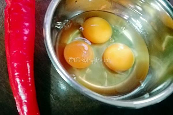 红椒鸡蛋炒玉米的做法图解2
