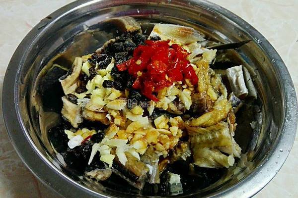 蒜蓉豉汁蒸鲮鱼干的做法图解3