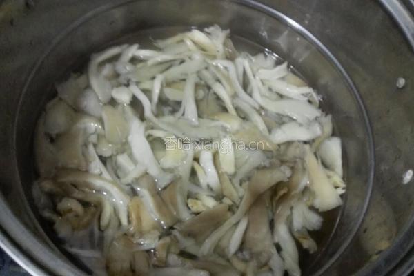 平菇炒火腿的做法图解2