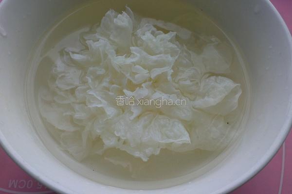 雪菊银耳羹的做法图解1