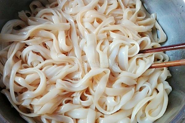 芹菜炒河粉的做法图解1