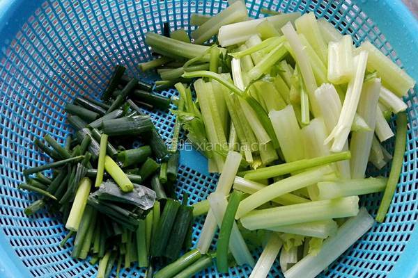 芹菜炒河粉的做法图解2
