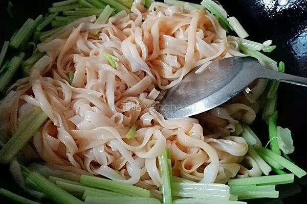 芹菜炒河粉的做法图解5