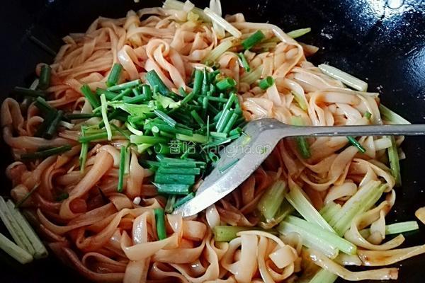 芹菜炒河粉的做法图解7
