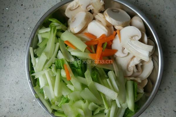 蘑菇炒小白菜的做法图解3