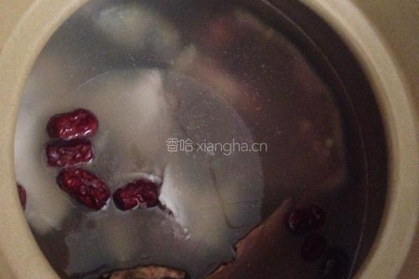 土茯苓甲鱼薏米汤的做法图解3