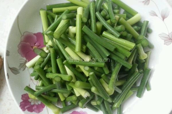 蒜台炒肉的做法图解1